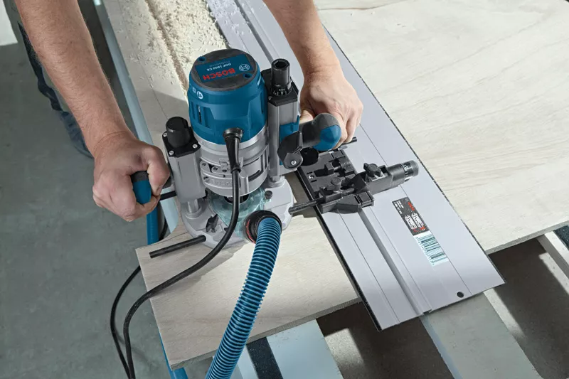 Marfer Herramientas - 🔷 Fresadora Bosch GOF 1600 - Es ideal para trabajos  que necesitan de inmersión en la pieza que será trabajada o que necesita de  constantes ajustes. Tiene un suave